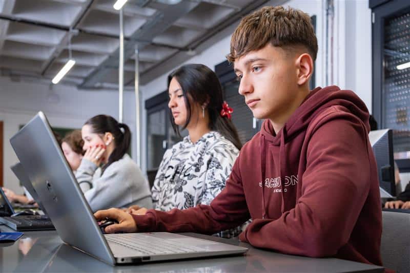ces-ramon-y-cajal-innovacion-educativa Alumno del CES S. Ramón y Cajal de Granada estudiando programación haciendo uso de la innovación y tecnología del centro